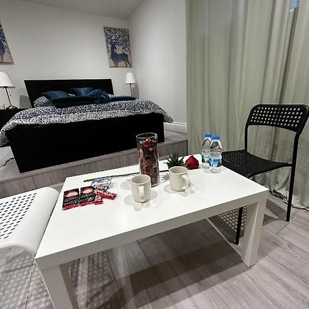 Charming Studio Apartment In Лондон Екстериор снимка