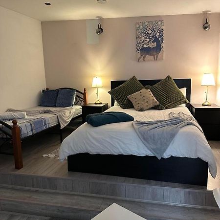 Charming Studio Apartment In Лондон Екстериор снимка