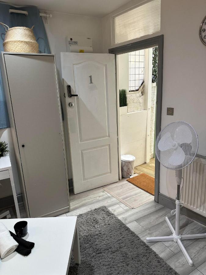 Charming Studio Apartment In Лондон Екстериор снимка